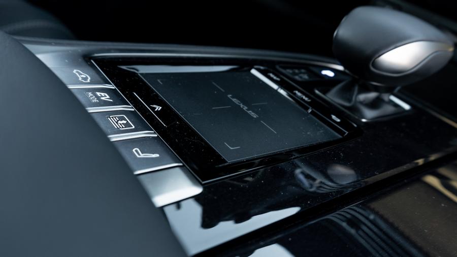 Детали интерьера Lexus LS500h 2017 года  (NA) (фото 36 из 40)